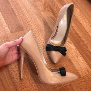 Beige pump with black bow